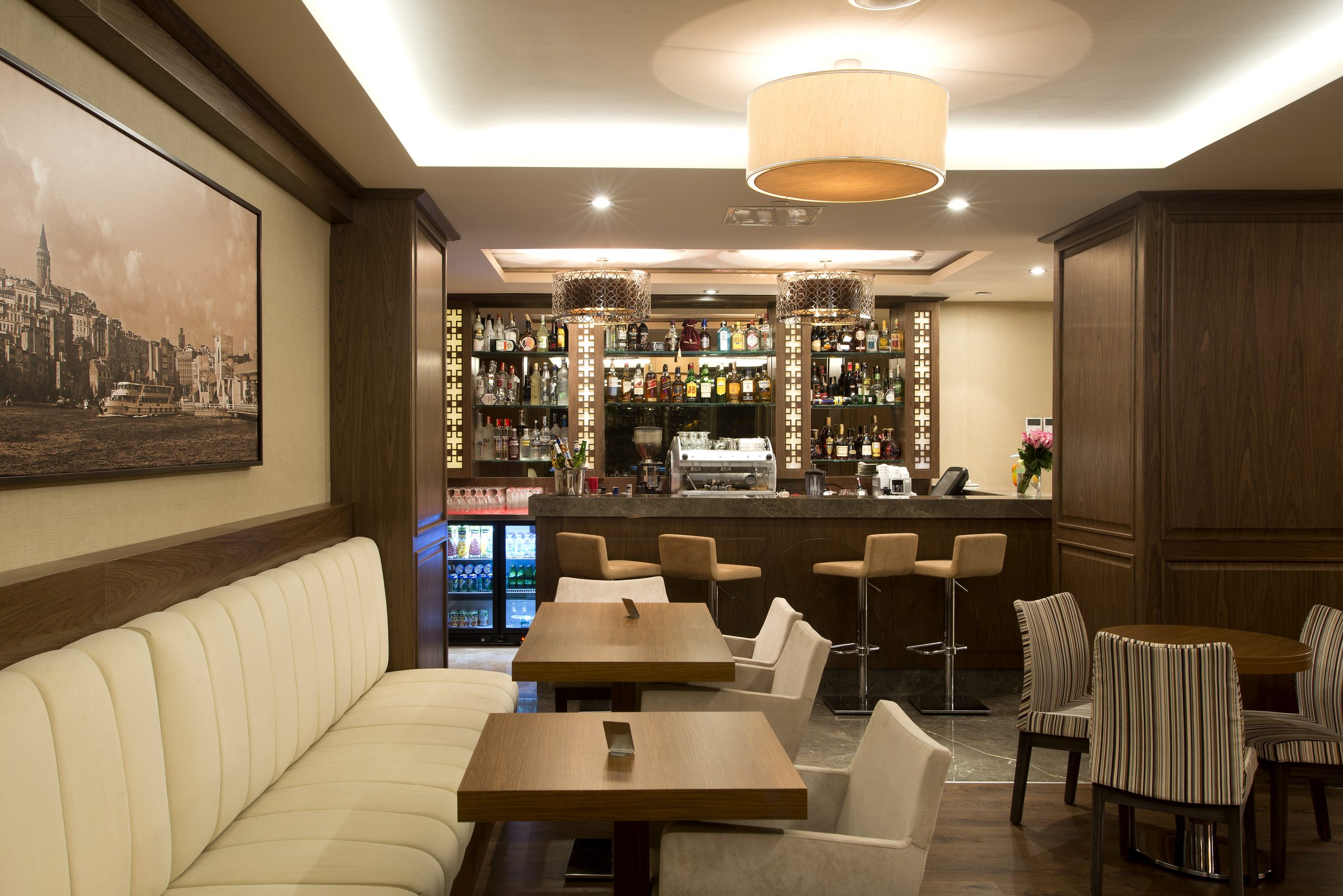 Lobby Bar: cream sofas, tables and the lit bar counter