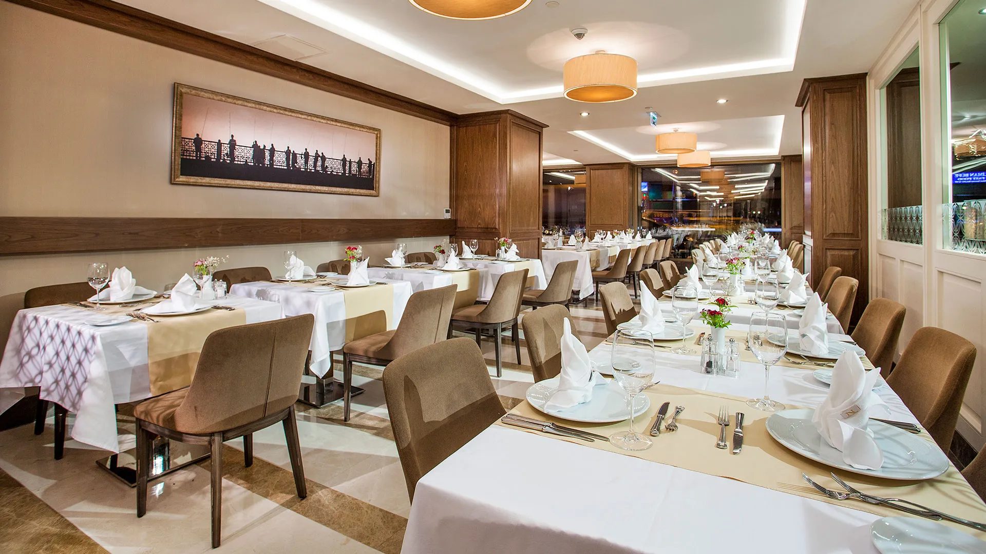 Mares Restaurant: long table setting, laid