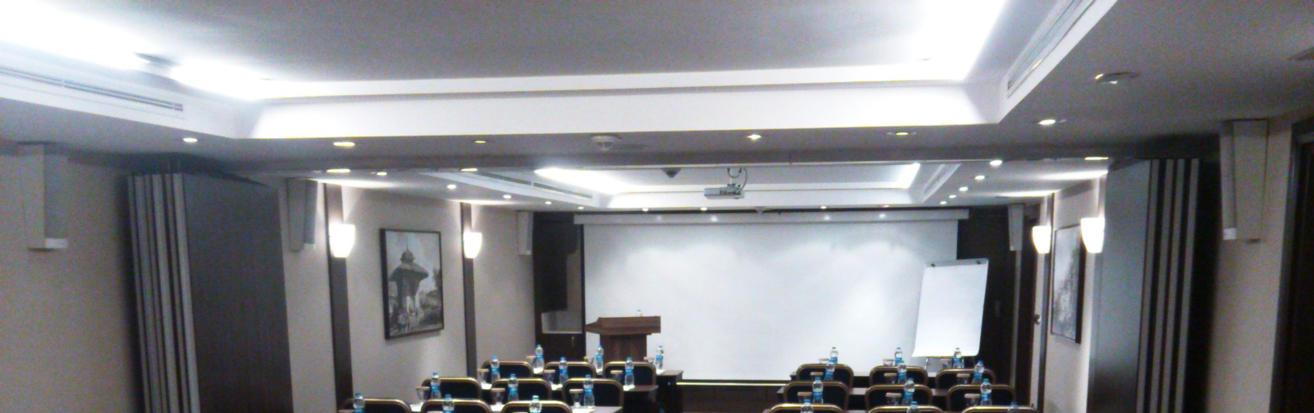 Meeting room: classroom layout, white screen and lectern