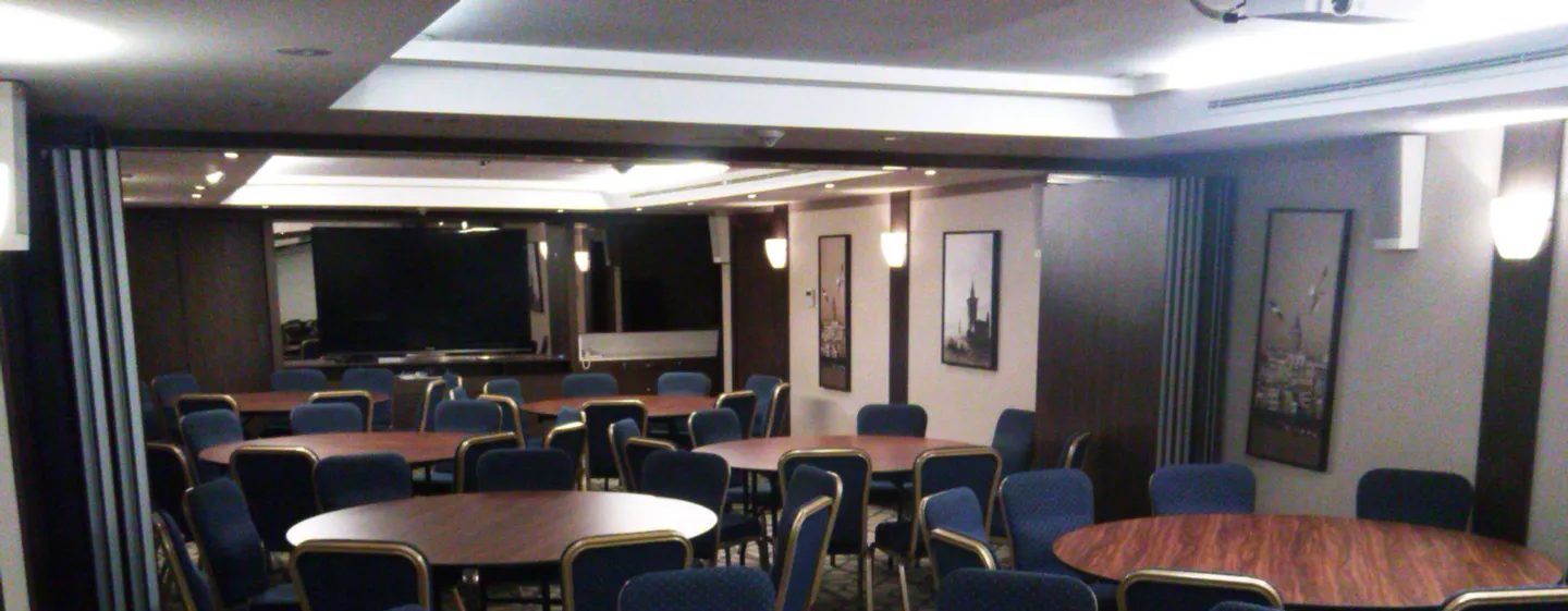 Meeting room: round-table layout