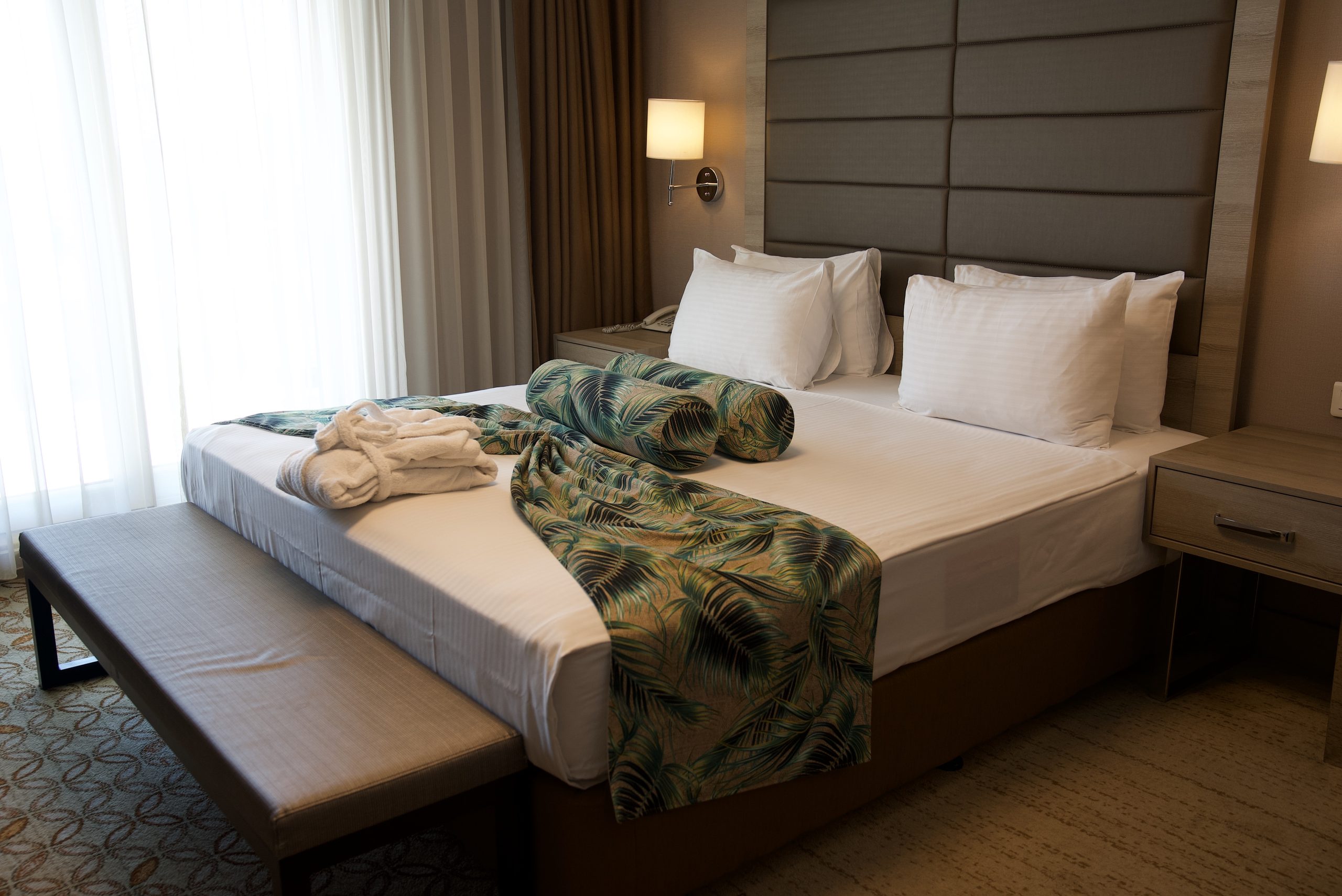 Deluxe room: double bed, bathrobes and glass door to the terrace