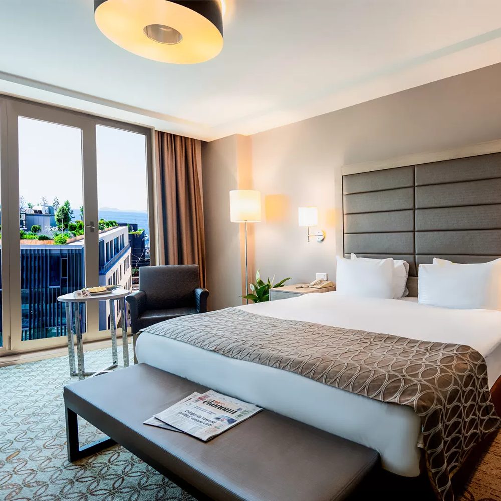 Superior room: bed and seating corner