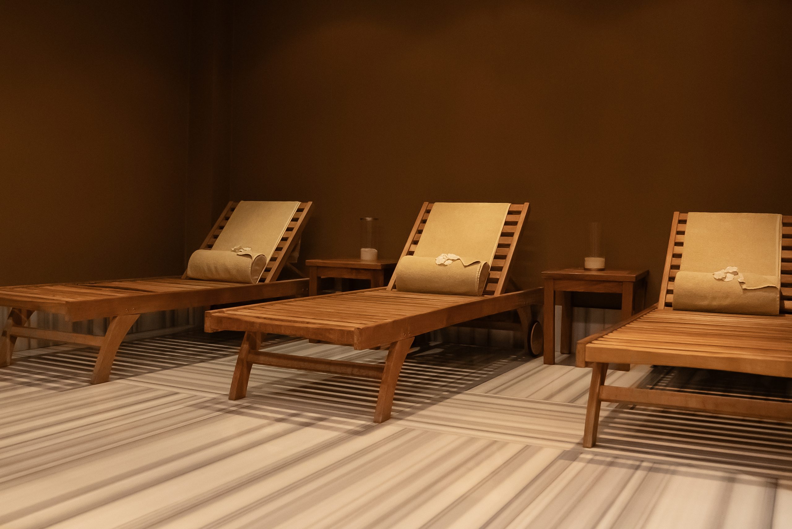 Kum SPA relaxation area: wooden loungers