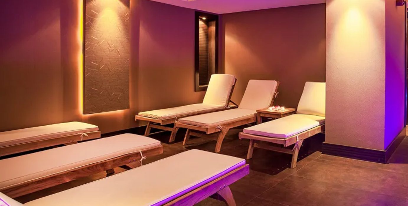 Kum SPA relaxation area: loungers and illuminated water channel